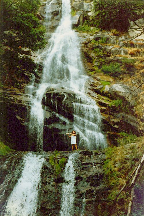 Monika in de Cascade de Runes